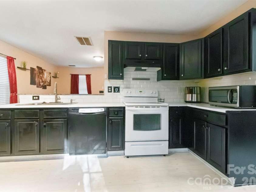 5541 Peachwood Drive, Charlotte, NC 28216.  MLS# CAR4297372, YatesRealty ID 7336. 