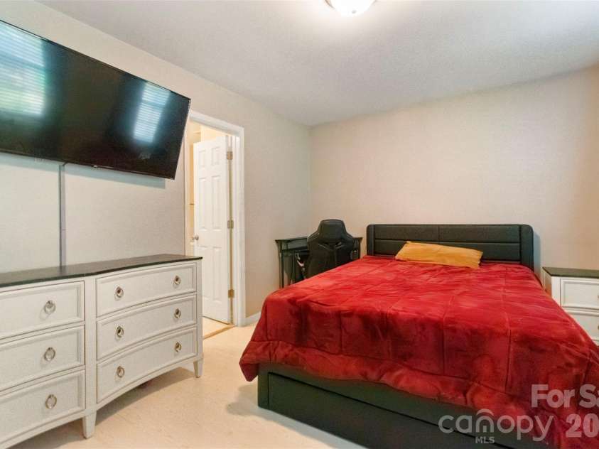 5541 Peachwood Drive, Charlotte, NC 28216.  MLS# CAR4297372, YatesRealty ID 7336. 