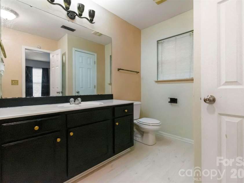 5541 Peachwood Drive, Charlotte, NC 28216.  MLS# CAR4297372, YatesRealty ID 7336. 