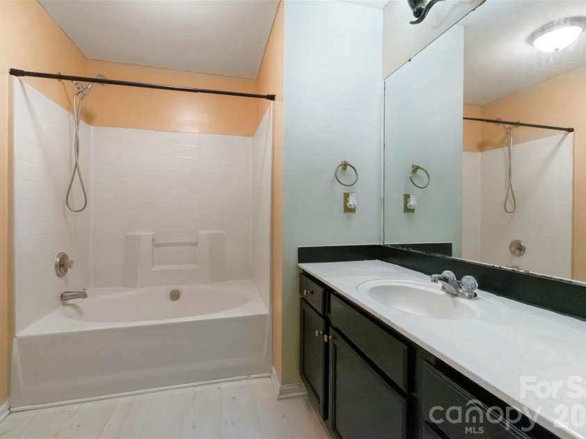 5541 Peachwood Drive, Charlotte, NC 28216.  MLS# CAR4297372, YatesRealty ID 7336. 