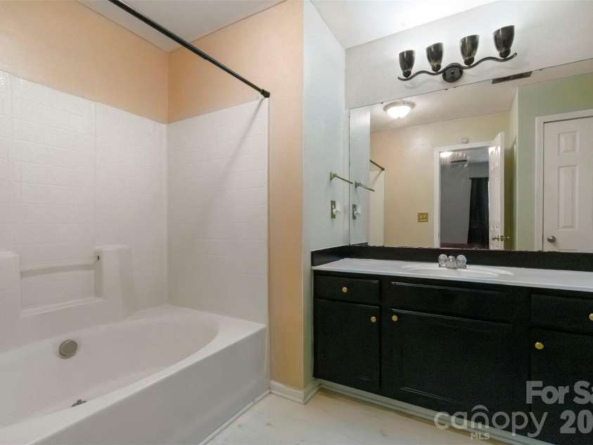 5541 Peachwood Drive, Charlotte, NC 28216.  MLS# CAR4297372, YatesRealty ID 7336. 