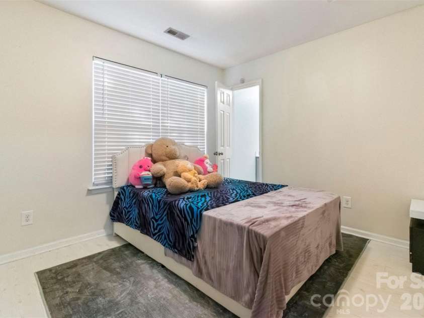 5541 Peachwood Drive, Charlotte, NC 28216.  MLS# CAR4297372, YatesRealty ID 7336. 