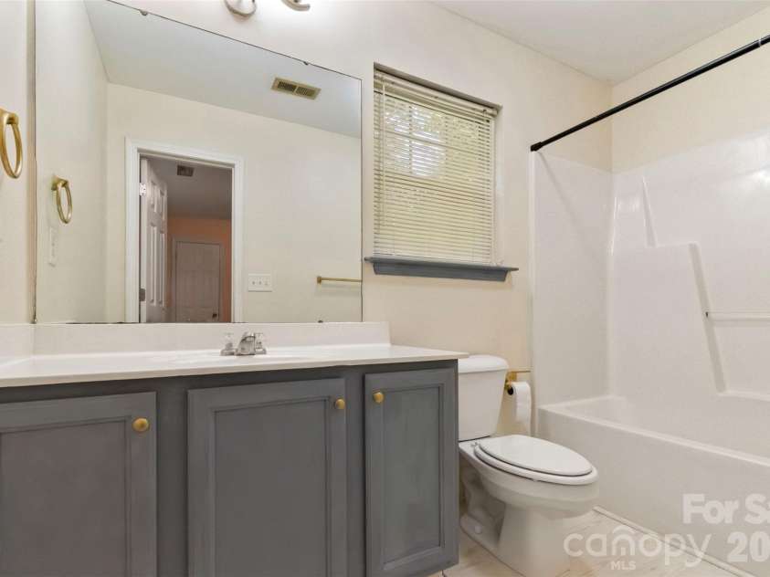 5541 Peachwood Drive, Charlotte, NC 28216.  MLS# CAR4297372, YatesRealty ID 7336. 