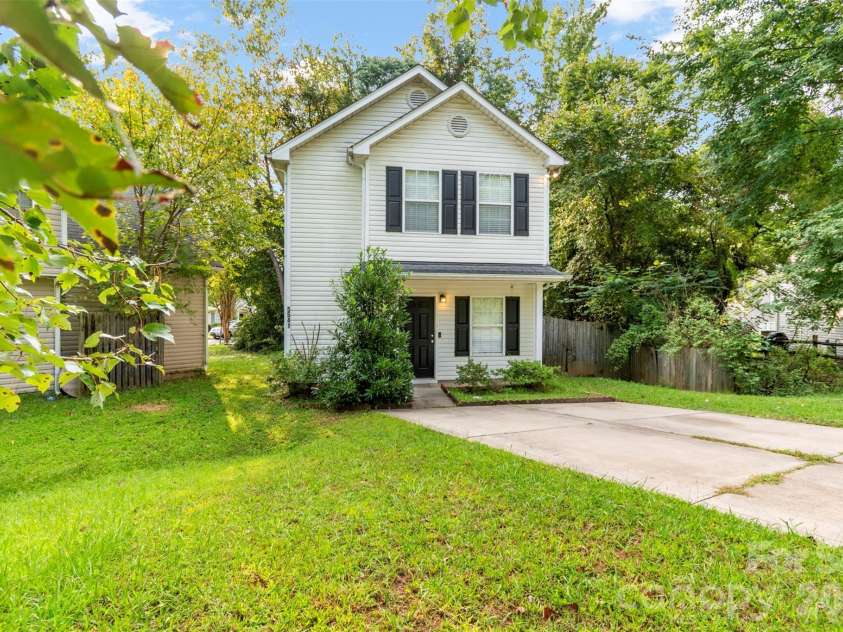 5541 Peachwood Drive, Charlotte, NC 28216.  MLS# CAR4297372, YatesRealty ID 7336. 