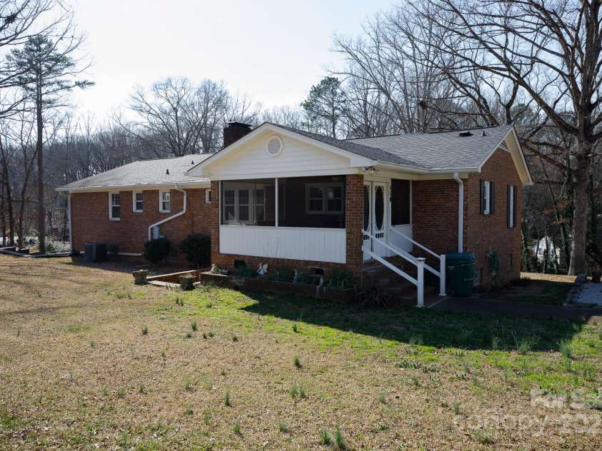 118 Sunset Drive, Chester, SC 29706.  MLS# CAR4226617, YatesRealty ID 7341. 