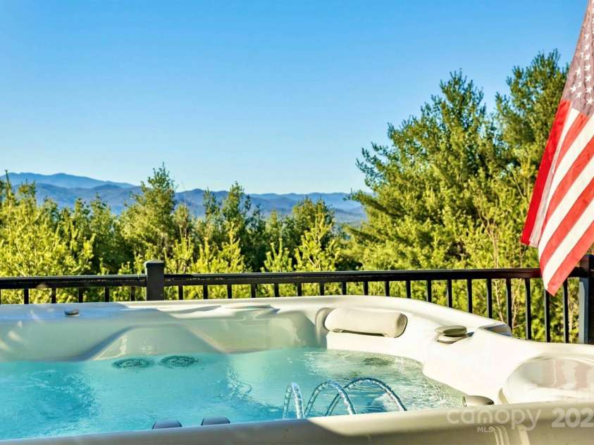 1518 Johns Ridge Parkway, Lenoir, NC 28645.  MLS# CAR4220915, YatesRealty ID 7342. 