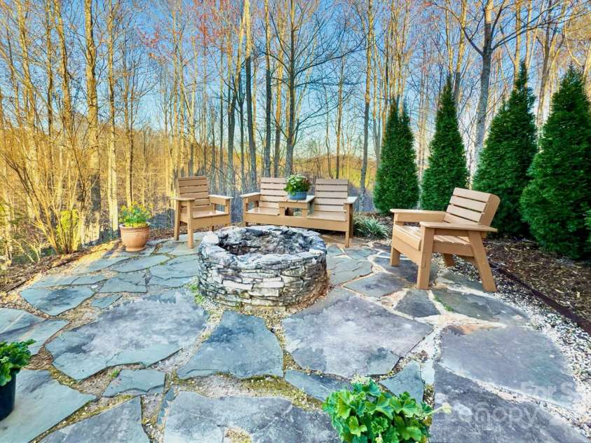 1518 Johns Ridge Parkway, Lenoir, NC 28645.  MLS# CAR4220915, YatesRealty ID 7342. 