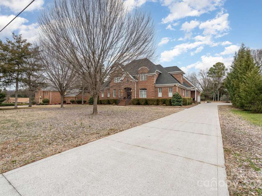 4421 Windwood Circle, Charlotte, NC 28226.  MLS# CAR4234030, YatesRealty ID 7344. 