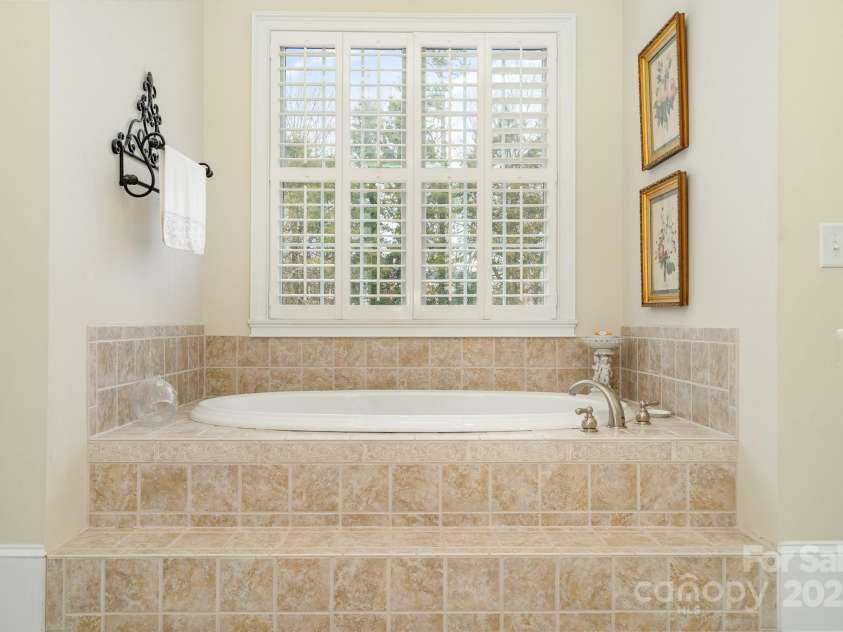 4421 Windwood Circle, Charlotte, NC 28226.  MLS# CAR4234030, YatesRealty ID 7344. 