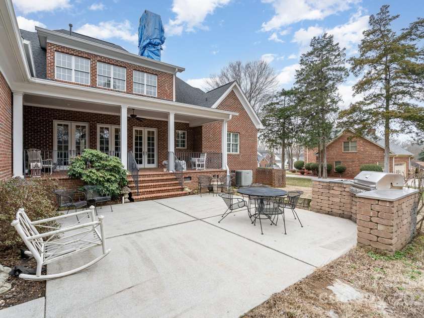 4421 Windwood Circle, Charlotte, NC 28226.  MLS# CAR4234030, YatesRealty ID 7344. 