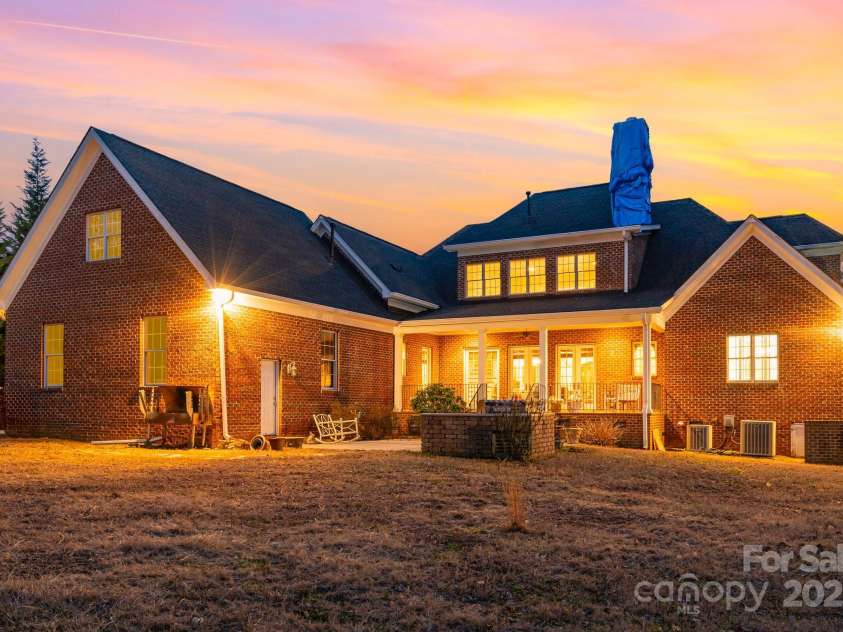 4421 Windwood Circle, Charlotte, NC 28226.  MLS# CAR4234030, YatesRealty ID 7344. 