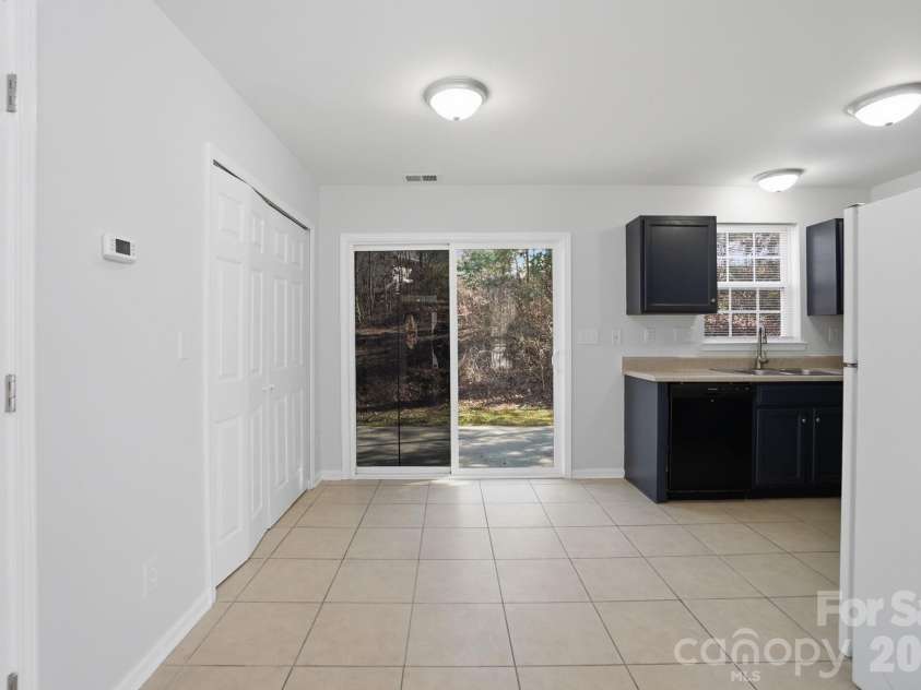 6924 Aulton Link Court, Charlotte, NC 28269.  MLS# CAR4347331, YatesRealty ID 7348. Kitchen