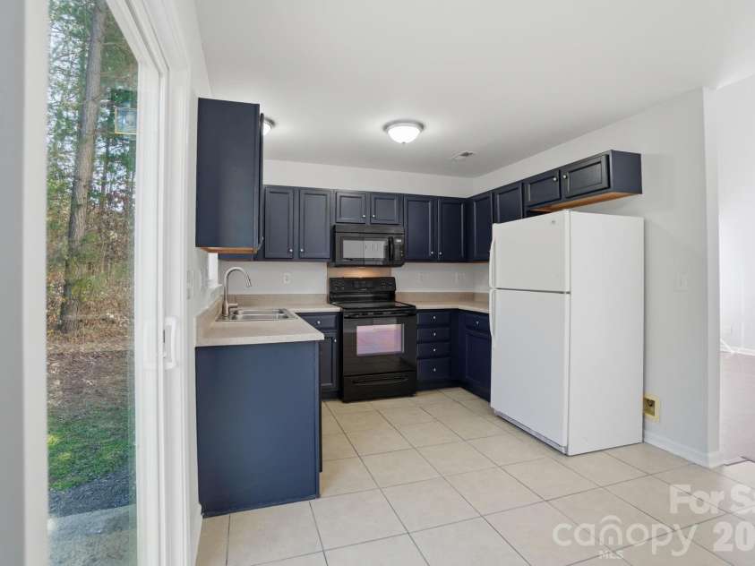 6924 Aulton Link Court, Charlotte, NC 28269.  MLS# CAR4347331, YatesRealty ID 7348. Kitchen