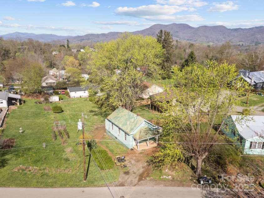 131 Phillipsville Loop, Canton, NC 28716.  MLS# CAR4242344, YatesRealty ID 7352. 