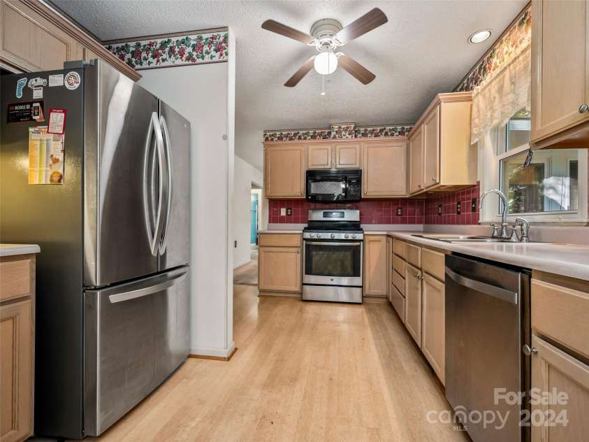 103 Lone Eagle Lane, Hendersonville, NC 28739.  MLS# CAR4194772, YatesRealty ID 7353. 