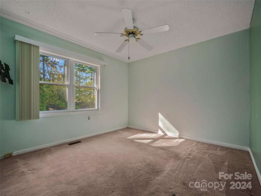 103 Lone Eagle Lane, Hendersonville, NC 28739.  MLS# CAR4194772, YatesRealty ID 7353. 