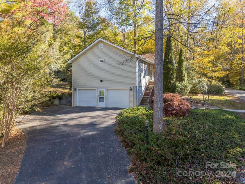 103 Lone Eagle Lane, Hendersonville, NC 28739.  MLS# CAR4194772, YatesRealty ID 7353. 