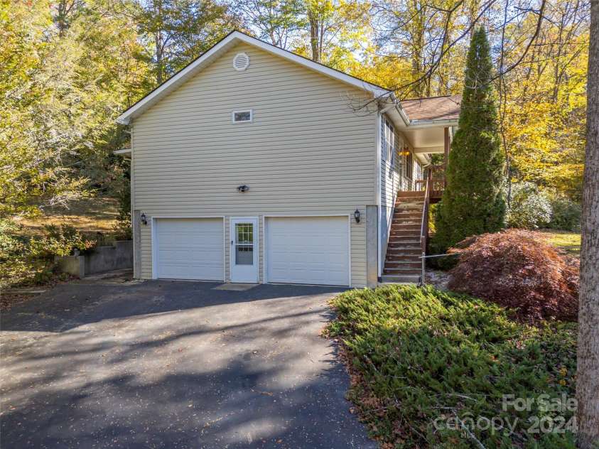 103 Lone Eagle Lane, Hendersonville, NC 28739.  MLS# CAR4194772, YatesRealty ID 7353. 