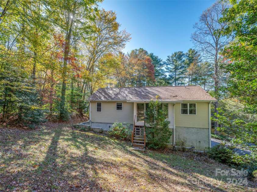 103 Lone Eagle Lane, Hendersonville, NC 28739.  MLS# CAR4194772, YatesRealty ID 7353. 