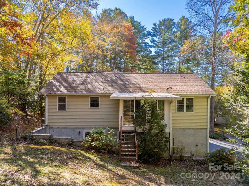 103 Lone Eagle Lane, Hendersonville, NC 28739.  MLS# CAR4194772, YatesRealty ID 7353. 