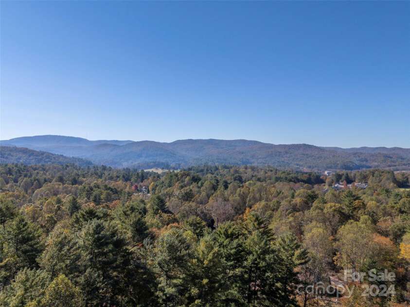 103 Lone Eagle Lane, Hendersonville, NC 28739.  MLS# CAR4194772, YatesRealty ID 7353. 