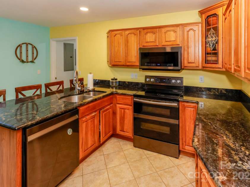 640 Laurel Heights Lane, Tryon, NC 28782.  MLS# CAR4212228, YatesRealty ID 7354. Eat in Kitchen