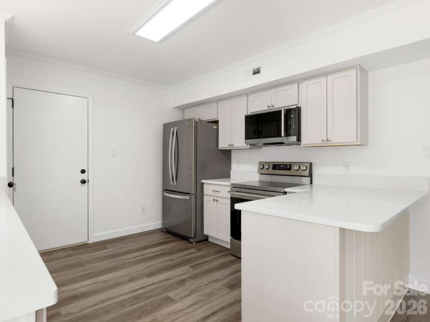 6223 Whitewater Drive, Charlotte, NC 28214.  MLS# CAR4359307, YatesRealty ID 7370. Kitchen