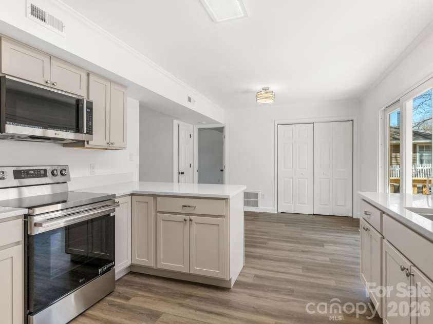 6223 Whitewater Drive, Charlotte, NC 28214.  MLS# CAR4359307, YatesRealty ID 7370. Kitchen