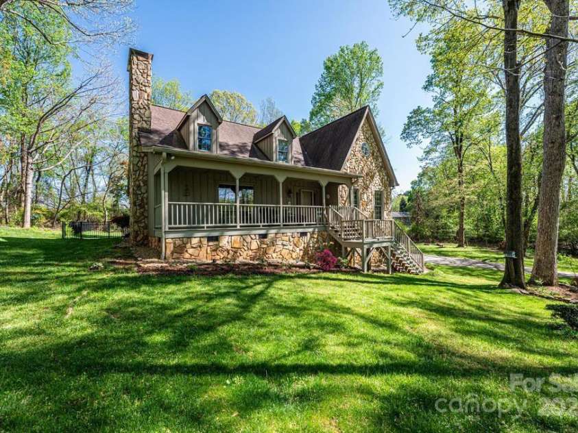 1524 Court Circle, Newton, NC 28658.  MLS# CAR4247283, YatesRealty ID 7372. 