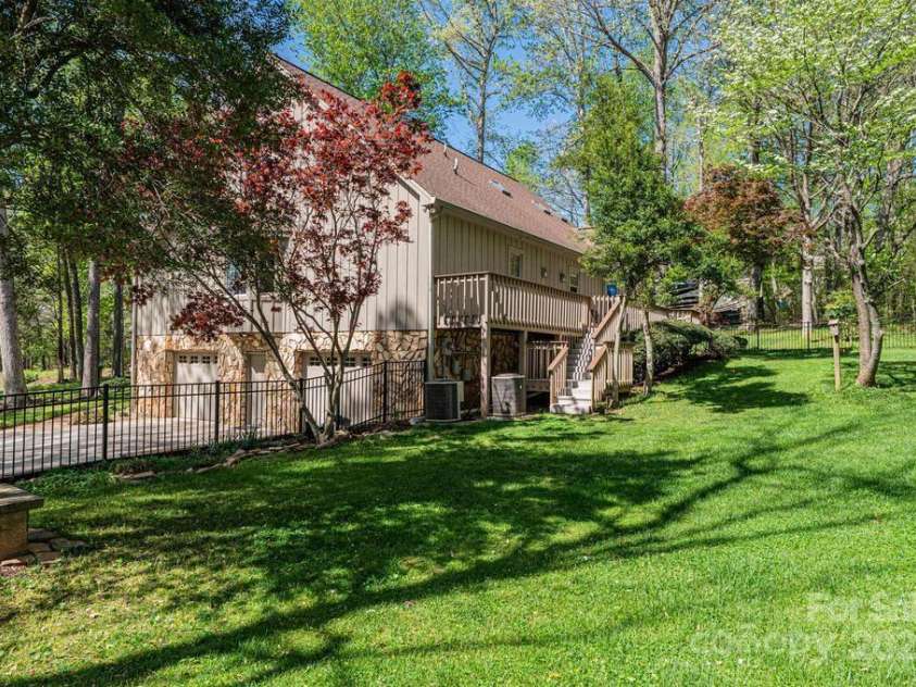 1524 Court Circle, Newton, NC 28658.  MLS# CAR4247283, YatesRealty ID 7372. 