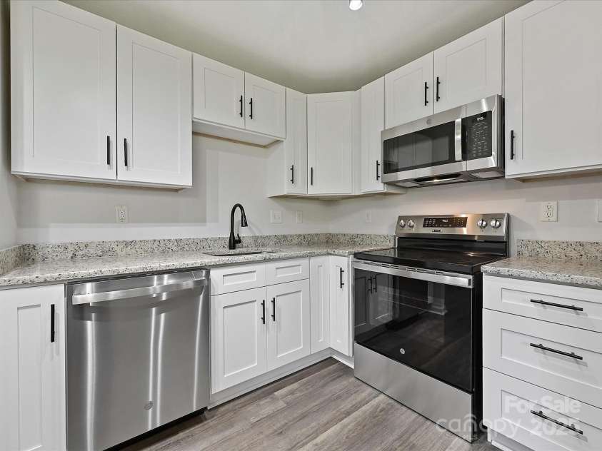 3201 Decapolis Drive, Charlotte, NC 28215.  MLS# CAR4282922, YatesRealty ID 7373. 