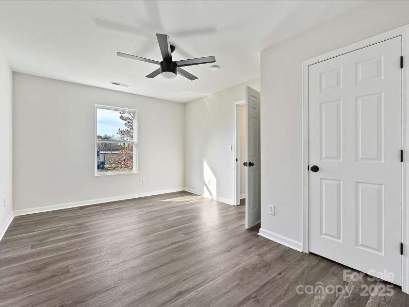 3201 Decapolis Drive, Charlotte, NC 28215.  MLS# CAR4282922, YatesRealty ID 7373. 