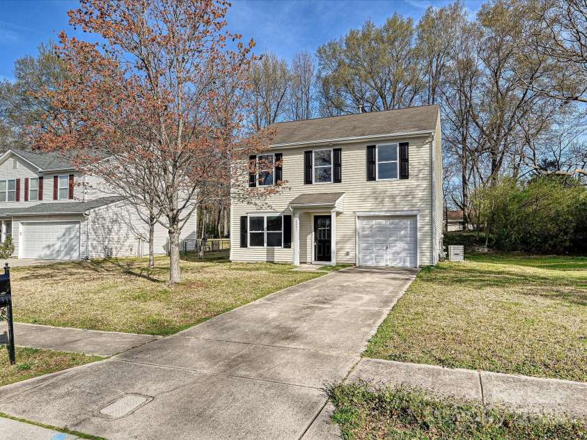 3201 Decapolis Drive, Charlotte, NC 28215.  MLS# CAR4282922, YatesRealty ID 7373. 