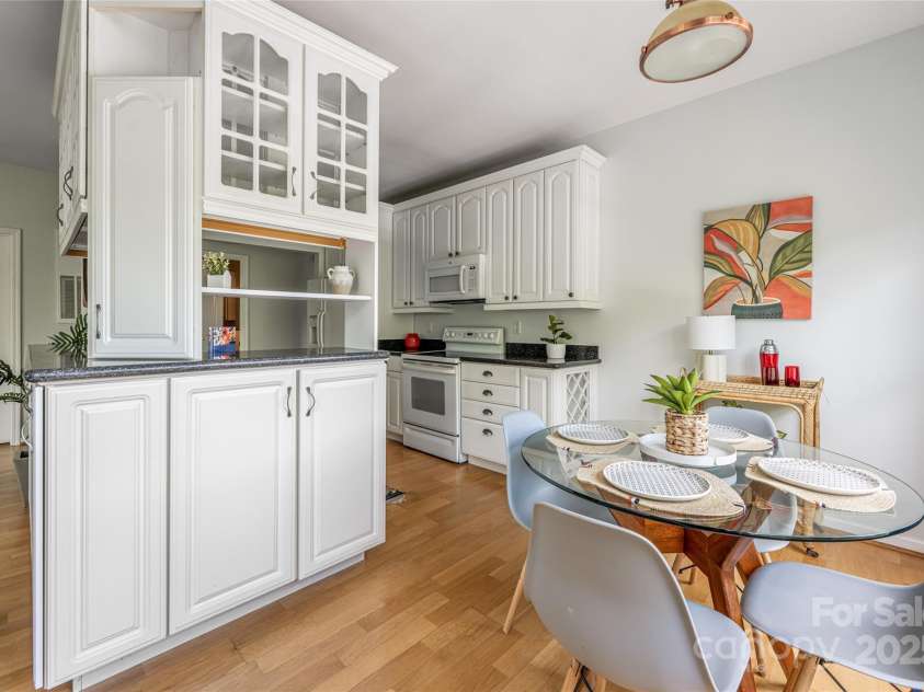 64 Clingman Avenue, Asheville, NC 28801.  MLS# CAR4285759, YatesRealty ID 7381. Dining area