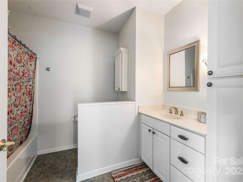 64 Clingman Avenue, Asheville, NC 28801.  MLS# CAR4285759, YatesRealty ID 7381. Full hall bath