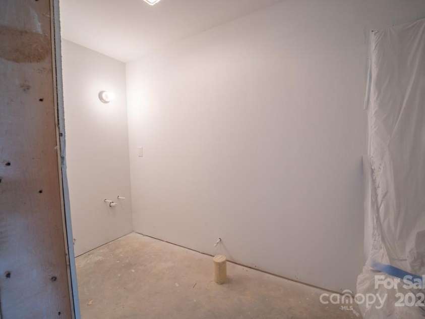 110 Glenwood Lane, Hendersonville, NC 28792.  MLS# CAR4177654, YatesRealty ID 7388. Apartment bath