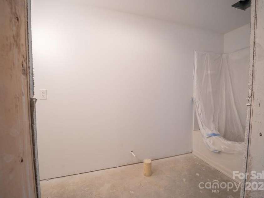 110 Glenwood Lane, Hendersonville, NC 28792.  MLS# CAR4177654, YatesRealty ID 7388. Apartment bath tub shower