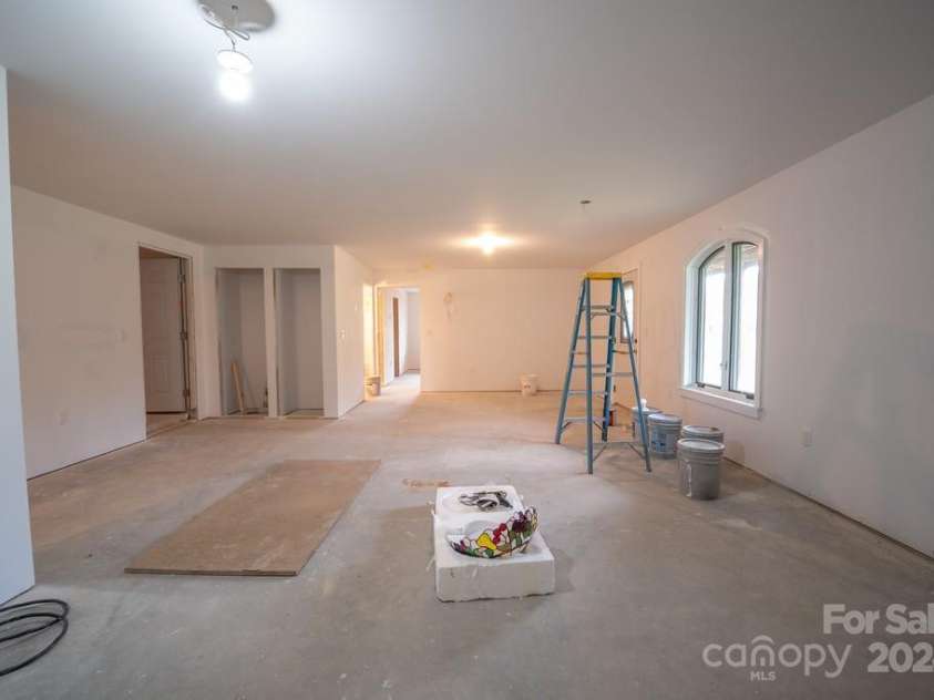 110 Glenwood Lane, Hendersonville, NC 28792.  MLS# CAR4177654, YatesRealty ID 7388. Apartment great room