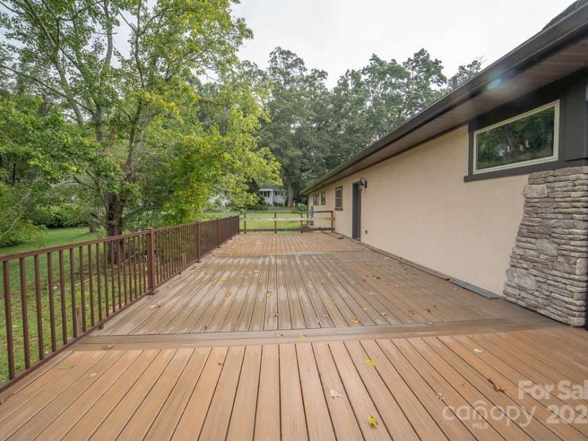 110 Glenwood Lane, Hendersonville, NC 28792.  MLS# CAR4177654, YatesRealty ID 7388. Left side deck