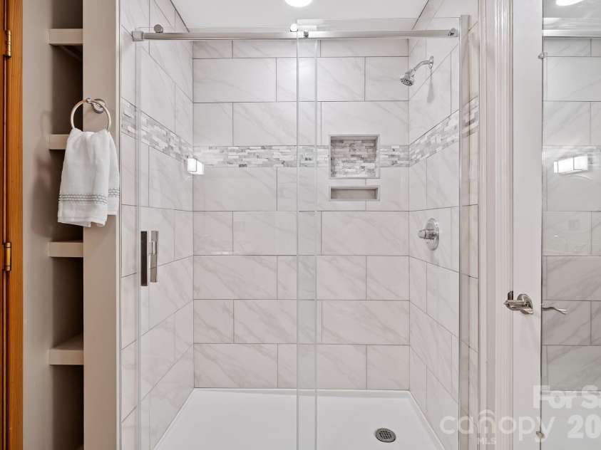 735 Macedonia Road, Asheville, NC 28804.  MLS# CAR4345434, YatesRealty ID 7392. Upper-Level Bath