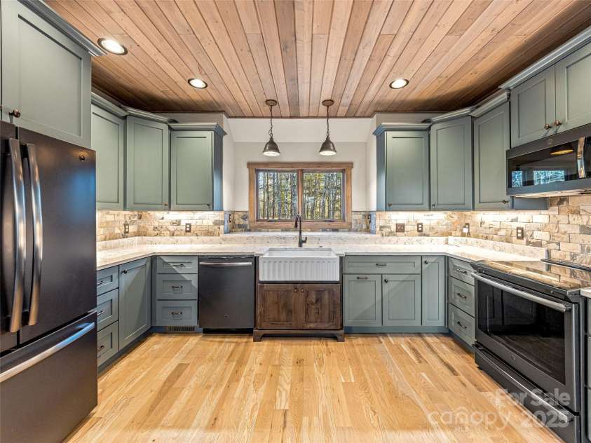 103 Duck Hope Drive, Hendersonville, NC 28739.  MLS# CAR4226597, YatesRealty ID 7396. 