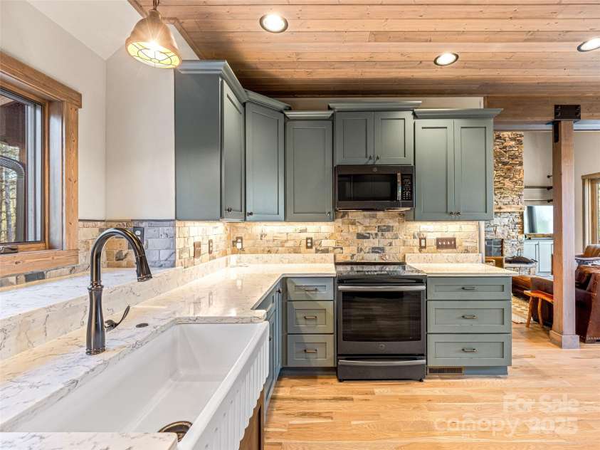103 Duck Hope Drive, Hendersonville, NC 28739.  MLS# CAR4226597, YatesRealty ID 7396. 