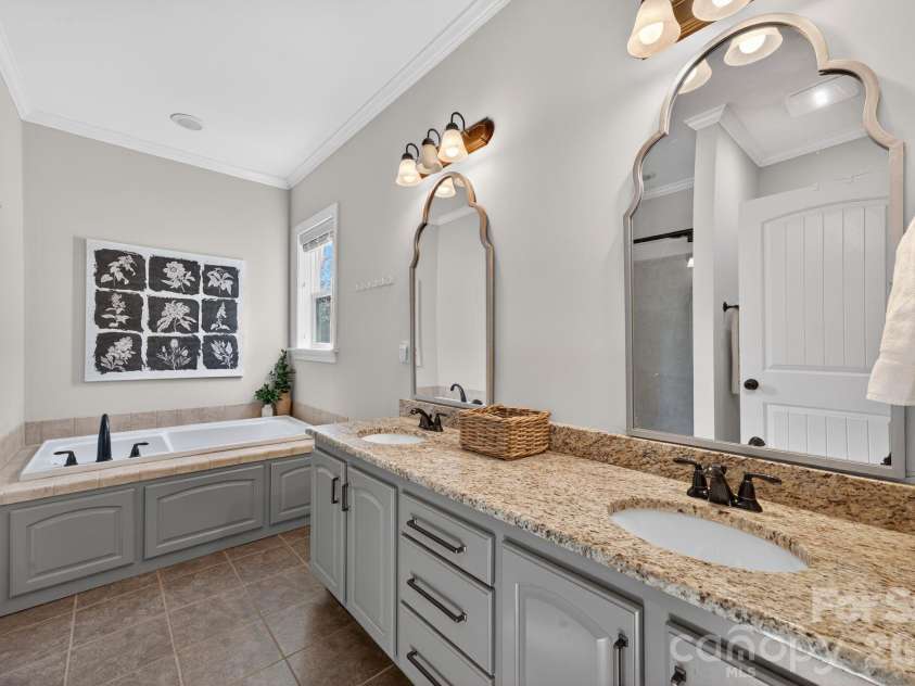 8428 Island Point Road, Charlotte, NC 28278.  MLS# CAR4358970, YatesRealty ID 7398. 5 piece primary bathroom