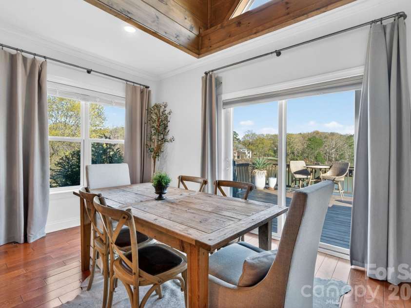 8428 Island Point Road, Charlotte, NC 28278.  MLS# CAR4358970, YatesRealty ID 7398. Breakfast/dining overlooking the water