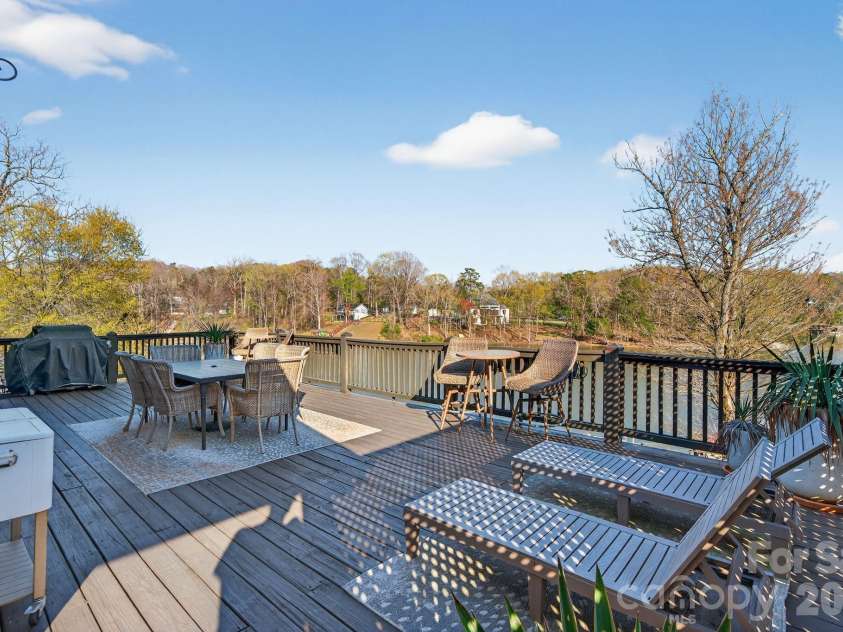 8428 Island Point Road, Charlotte, NC 28278.  MLS# CAR4358970, YatesRealty ID 7398. Enjoy soaking in the sun on the back deck