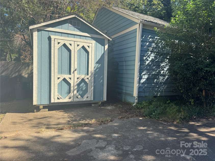 827 Drummond Avenue, Charlotte, NC 28205.  MLS# CAR4312794, YatesRealty ID 740. 