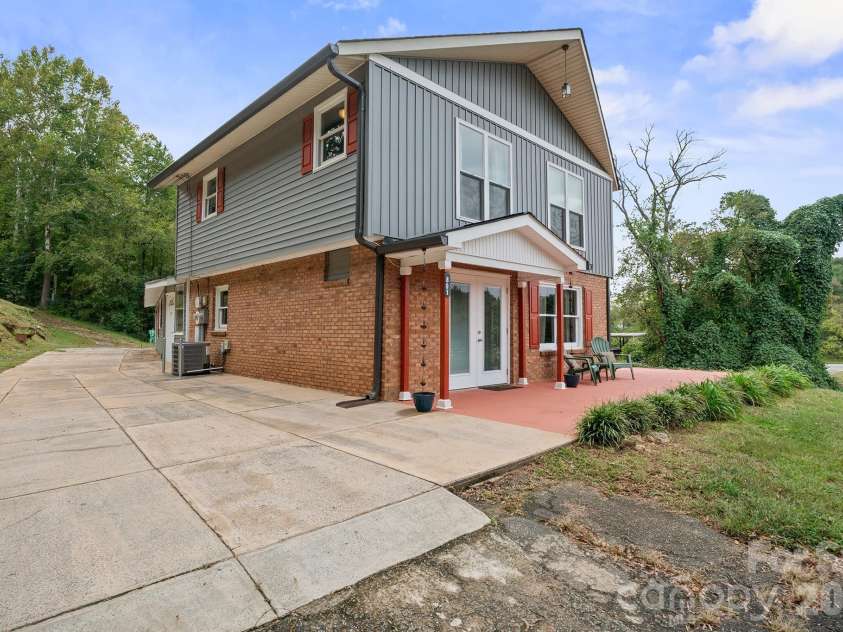 801 Grove Street, Lincolnton, NC 28092.  MLS# CAR4306800, YatesRealty ID 7400. 