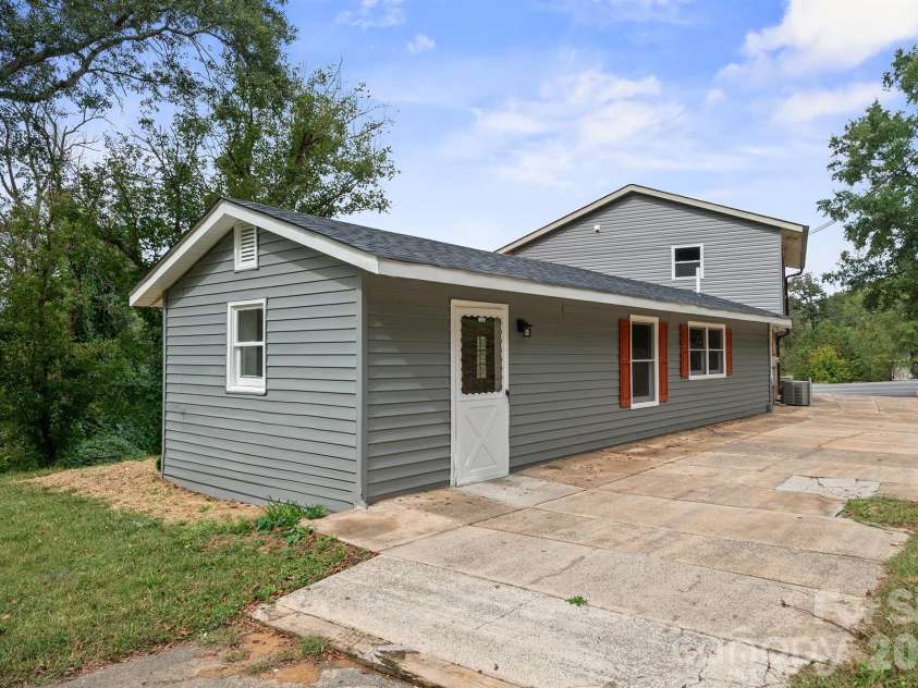 801 Grove Street, Lincolnton, NC 28092.  MLS# CAR4306800, YatesRealty ID 7400. 
