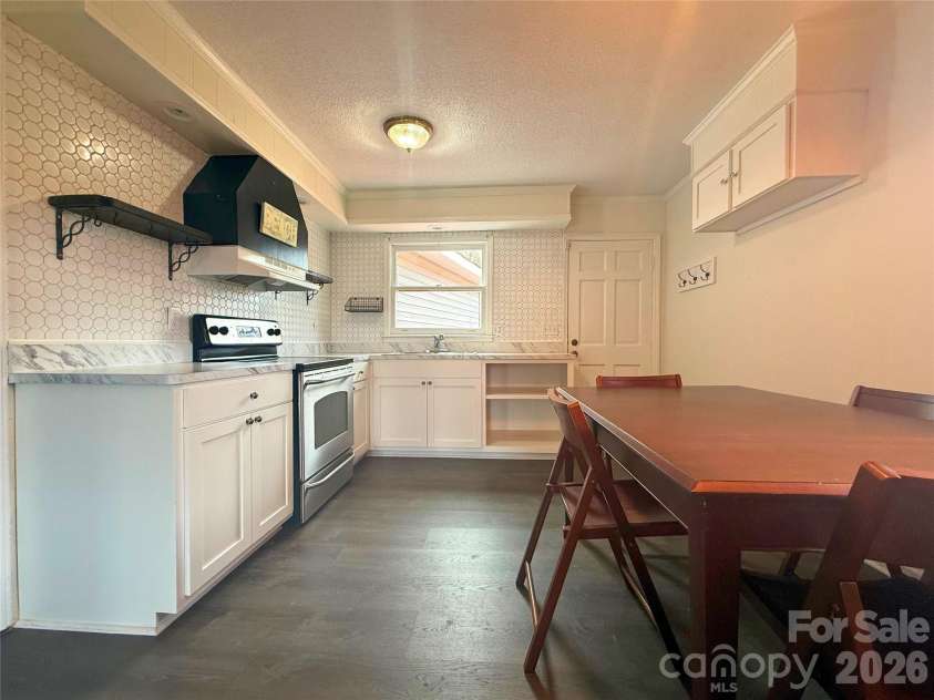 801 Grove Street, Lincolnton, NC 28092.  MLS# CAR4306800, YatesRealty ID 7400. 