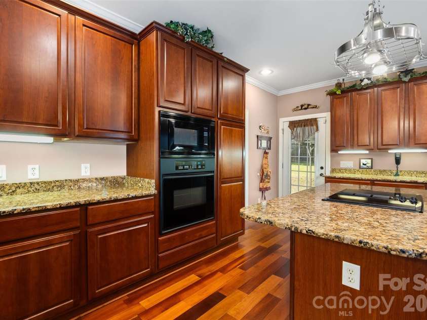 165 Sequoyah Drive, Waynesville, NC 28785.  MLS# CAR4396850, YatesRealty ID 7402. Chef's Kitchen